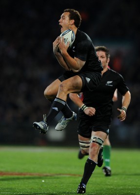 19.06.10 - New Zealand v Wales - 2010 Steinlager Series - Israel Dagg of New Zealand takes high ball. 