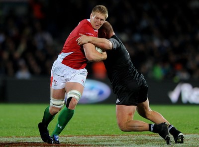19.06.10 - New Zealand v Wales - 2010 Steinlager Series - Bradley Davies of Wales takes on Ben Franks of New Zealand. 