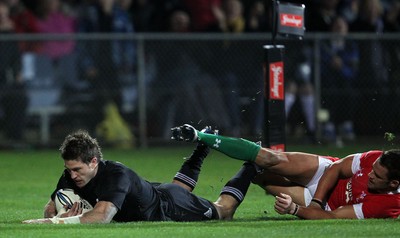 19.06.10 - New Zealand v Wales - 2010 Steinlager Series - Cory Jane scores a try despie teackle by Lee Byrne. 