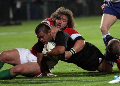19.06.10 - New Zealand v Wales - 2010 Steinlager Series - Keven Mealamu scores try despite the attention of Adam Jones. 