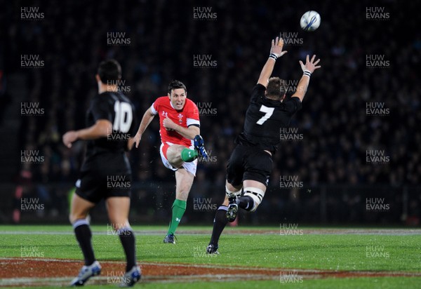19.06.10 - New Zealand v Wales - 2010 Steinlager Series - Stephen Jones of Wales converts a drop-goal. 