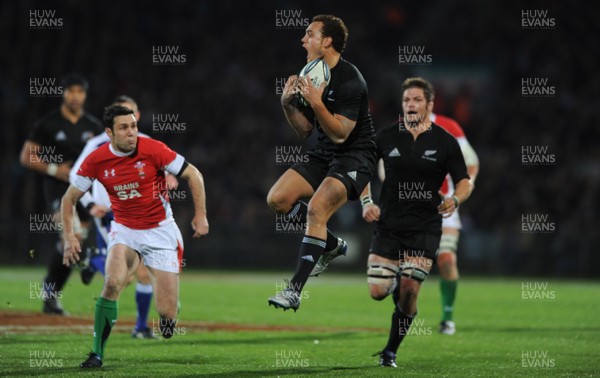 19.06.10 - New Zealand v Wales - 2010 Steinlager Series - Israel Dagg of New Zealand takes high ball. 