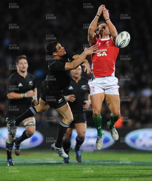 19.06.10 - New Zealand v Wales - 2010 Steinlager Series - Lee Byrne of Wales and Dan Carter of New Zealand compete for high ball. 