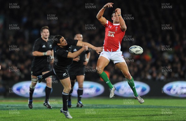 19.06.10 - New Zealand v Wales - 2010 Steinlager Series - Lee Byrne of Wales and Dan Carter of New Zealand compete for high ball. 