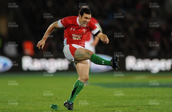 19.06.10 - New Zealand v Wales - 2010 Steinlager Series - Stephen Jones of Wales converts penalty. 