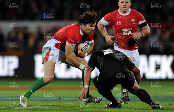 19.06.10 - New Zealand v Wales - 2010 Steinlager Series - Mike Phillips of Wales takes on Kevin Mealamu of New Zealand. 