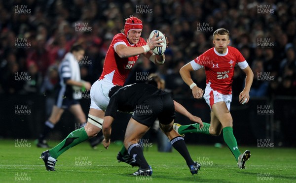 19.06.10 - New Zealand v Wales - 2010 Steinlager Series - Alun Wyn Jones of Wales looks for a way through. 