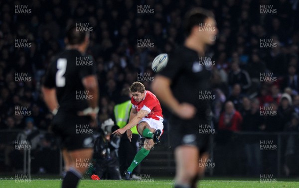19.06.10 - New Zealand v Wales - 2010 Steinlager Series - Leigh Halfpenny of Wales kicks a penalty. 