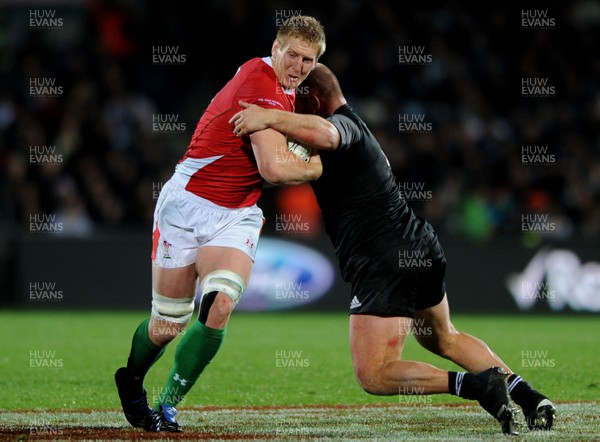 19.06.10 - New Zealand v Wales - 2010 Steinlager Series - Bradley Davies of Wales takes on Ben Franks of New Zealand. 