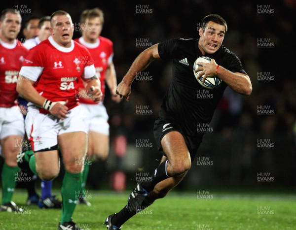19.06.10 - New Zealand v Wales - 2010 Steinlager Series - NZ's Richard Kahui heads for the tryline. 