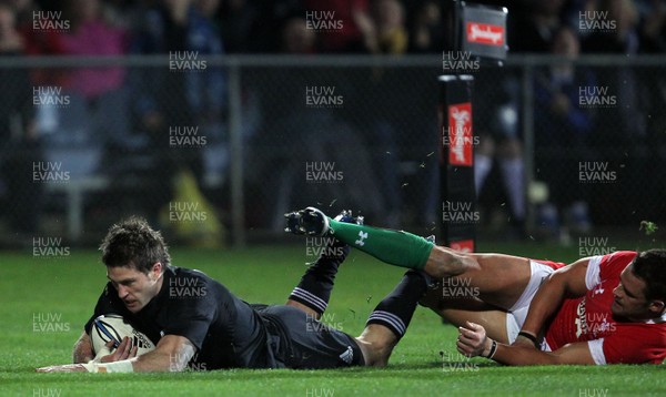 19.06.10 - New Zealand v Wales - 2010 Steinlager Series - Cory Jane scores a try despie teackle by Lee Byrne. 