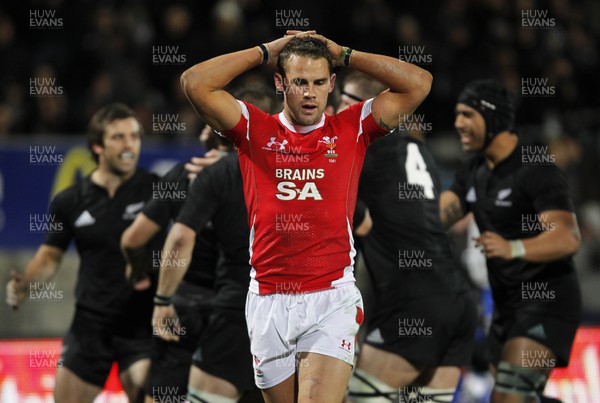 19.06.10 - New Zealand v Wales - 2010 Steinlager Series - Lee Byrne dejected. 