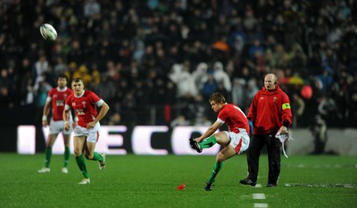 26.06.10 - New Zealand v Wales - 2010 Steinlager Series - Leigh Halfpenny of Wales kicks a penalty. 