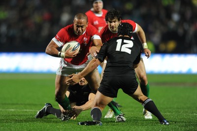 26.06.10 - New Zealand v Wales - 2010 Steinlager Series - Gavin Thomas of Wales takes on Benson Stanley of New Zealand. 