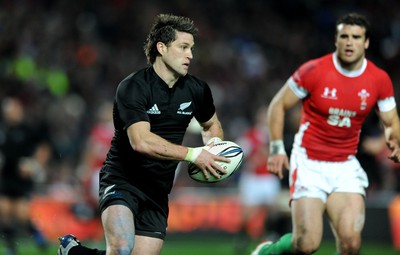 26.06.10 - New Zealand v Wales - 2010 Steinlager Series - Cory Jane of New Zealand gets clear. 