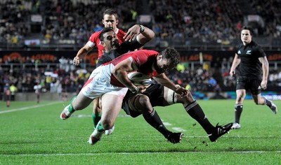 26.06.10 - New Zealand v Wales - 2010 Steinlager Series - Jamie Roberts of Wales scores try. 