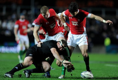 26.06.10 - New Zealand v Wales - 2010 Steinlager Series - Tony Woodcock of New Zealand is challenged by Bradley Davies and Mike Phillips of Wales. 