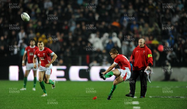 26.06.10 - New Zealand v Wales - 2010 Steinlager Series - Leigh Halfpenny of Wales kicks a penalty. 