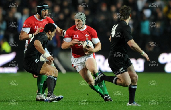 26.06.10 - New Zealand v Wales - 2010 Steinlager Series - Jonathan Davies of Wales looks for a way through. 