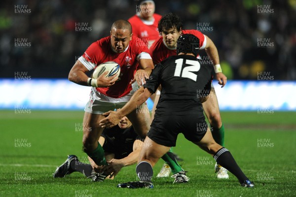 26.06.10 - New Zealand v Wales - 2010 Steinlager Series - Gavin Thomas of Wales takes on Benson Stanley of New Zealand. 