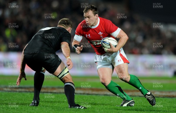 26.06.10 - New Zealand v Wales - 2010 Steinlager Series - Matthew Rees of Wales takes on Kieran Read of New Zealand. 
