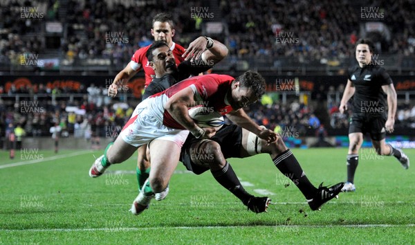 26.06.10 - New Zealand v Wales - 2010 Steinlager Series - Jamie Roberts of Wales scores try. 