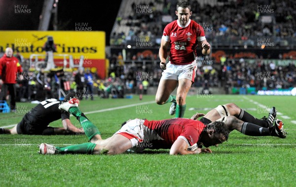 26.06.10 - New Zealand v Wales - 2010 Steinlager Series - Jamie Roberts of Wales scores try. 