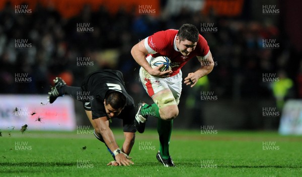 26.06.10 - New Zealand v Wales - 2010 Steinlager Series - Rob McCusker of Wales gets away from Kevin Mealamu of New Zealand. 