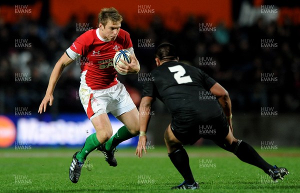26.06.10 - New Zealand v Wales - 2010 Steinlager Series - Dan Biggar of Wales takes on Kevin Mealamu of New Zealand. 