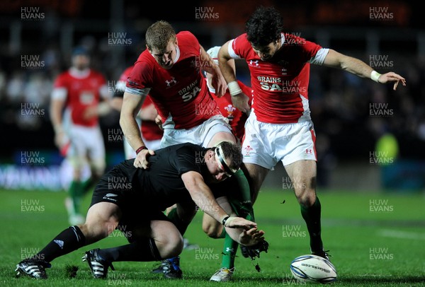 26.06.10 - New Zealand v Wales - 2010 Steinlager Series - Tony Woodcock of New Zealand is challenged by Bradley Davies and Mike Phillips of Wales. 