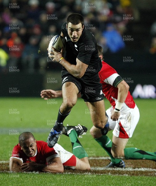 26.06.10  New Zealand v Wales... All Black Richard Kahui beats the Welsh defence 
