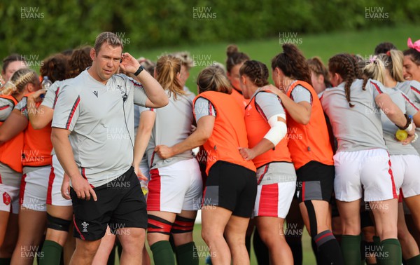 291022 - New Zealand v Wales, Women’s World Cup Quarter-Final - Wales head coach Ioan Cunningham works with the squad during warm up