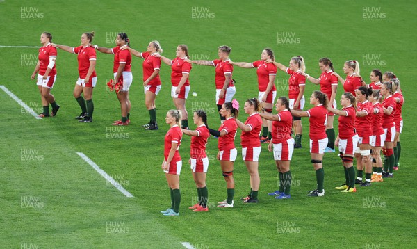 291022 - New Zealand v Wales, Women’s World Cup Quarter-Final - The Wales team prepare to face the Haka at the start of the match