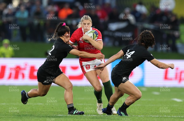 291022 - New Zealand v Wales, Women’s World Cup Quarter-Final - Carys Williams-Morris of Wales takes on Theresa Fitzpatrick of New Zealand and Portia Woodman of New Zealand