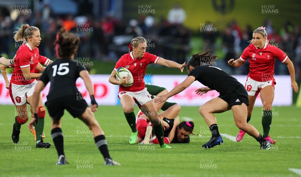291022 - New Zealand v Wales, Women’s World Cup Quarter-Final - Hannah Jones of Wales breaks away