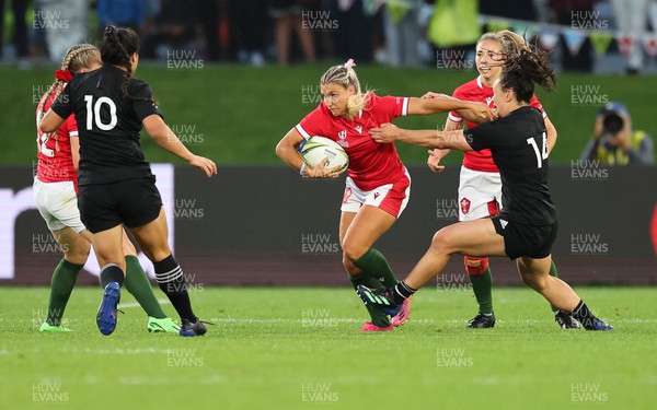 291022 - New Zealand v Wales, Women’s World Cup Quarter-Final - Lowri Norkett of Wales gets away from Portia Woodman of New Zealand