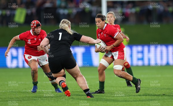 291022 - New Zealand v Wales, Women’s World Cup Quarter-Final - Sioned Harries of Wales takes on Phillipa Love of New Zealand