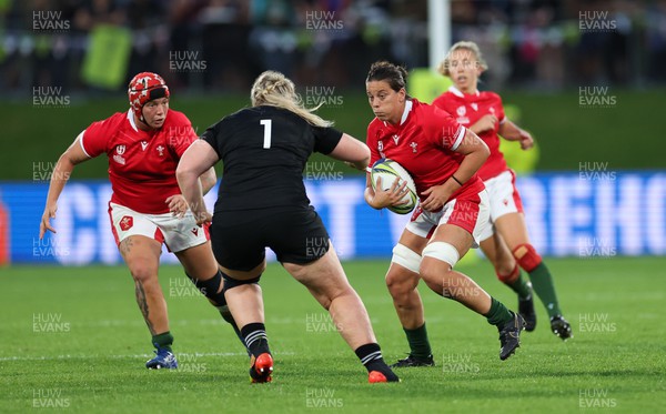 291022 - New Zealand v Wales, Women’s World Cup Quarter-Final - Sioned Harries of Wales takes on Phillipa Love of New Zealand