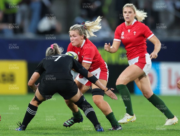 291022 - New Zealand v Wales, Women’s World Cup Quarter-Final - Alex Callender of Wales takes on Phillipa Love of New Zealand