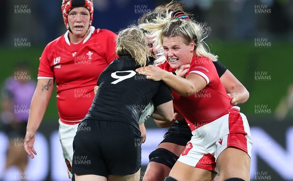 291022 - New Zealand v Wales, Women’s World Cup Quarter-Final - Alex Callender of Wales gets to grip0s with Kendra Cocksedge of New Zealand