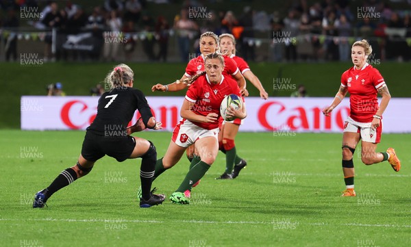 291022 - New Zealand v Wales, Women’s World Cup Quarter-Final - Hannah Jones of Wales takes on Sarah Hirini of New Zealand