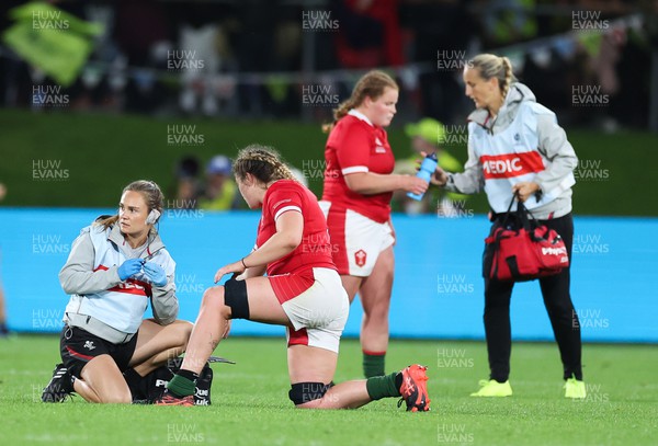 291022 - New Zealand v Wales, Women’s World Cup Quarter-Final - Medics Cara, left and Jo Perkins treat Gwen Crabb of Wales and Cara Hope of Wales