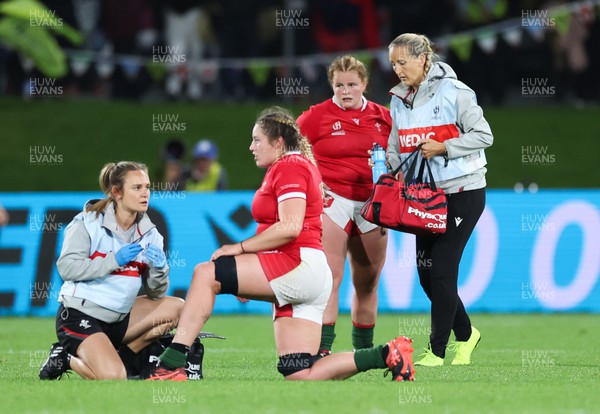 291022 - New Zealand v Wales, Women’s World Cup Quarter-Final - Medics Cara, left and Jo Perkins treat Gwen Crabb of Wales and Cara Hope of Wales