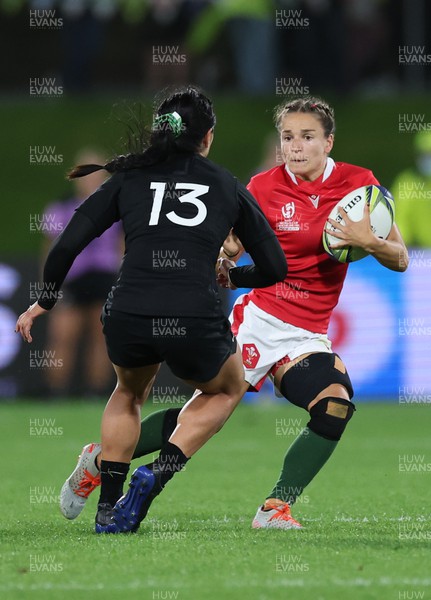 291022 - New Zealand v Wales, Women’s World Cup Quarter-Final - Jasmine Joyce of Wales takes on Stacey Fluhler of New Zealand