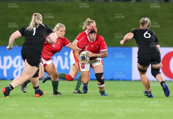 291022 - New Zealand v Wales, Women’s World Cup Quarter-Final - Donna Rose of Wales takes on Alana Bremner of New Zealand and Phillipa Love of New Zealand