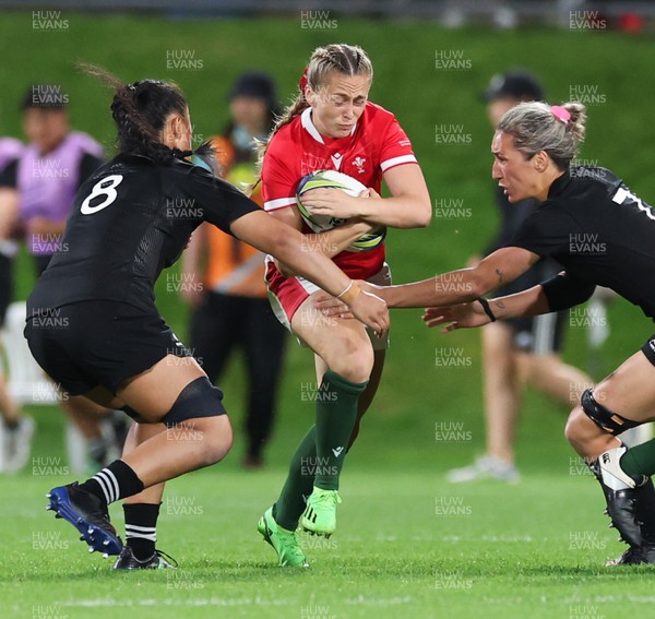291022 - New Zealand v Wales, Women’s World Cup Quarter-Final - Hannah Jones of Wales takes on Liana Mikaele-Tu'u of New Zealand and Sarah Hirini of New Zealand