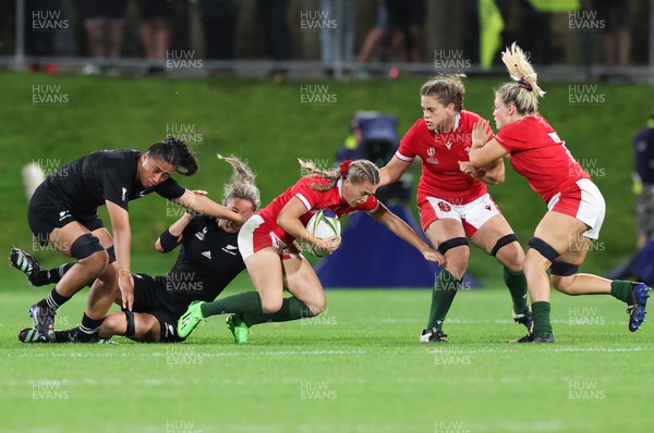 291022 - New Zealand v Wales, Women’s World Cup Quarter-Final - Hannah Jones of Wales takes on Liana Mikaele-Tu'u of New Zealand and Sarah Hirini of New Zealand