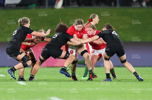 291022 - New Zealand v Wales, Women’s World Cup Quarter-Final - Gwen Crabb of Wales takes on Chelsea Bremner of New Zealand and Maiakawanakaulani Roos of New Zealand