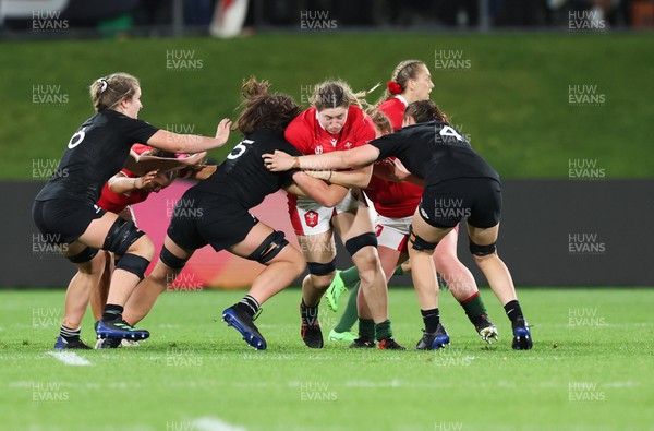 291022 - New Zealand v Wales, Women’s World Cup Quarter-Final - Gwen Crabb of Wales takes on Chelsea Bremner of New Zealand and Maiakawanakaulani Roos of New Zealand