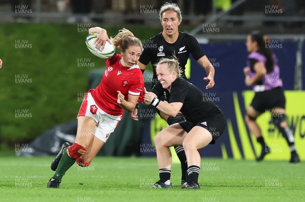 291022 - New Zealand v Wales, Women’s World Cup Quarter-Final - Elinor Snowsill of Wales breaks away